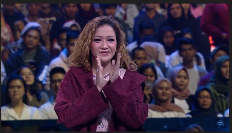 apresiasi-peserta-indonesia-idol-maia-estianty-naik-kursi-juri-sambil-jejingkrakan.jpg