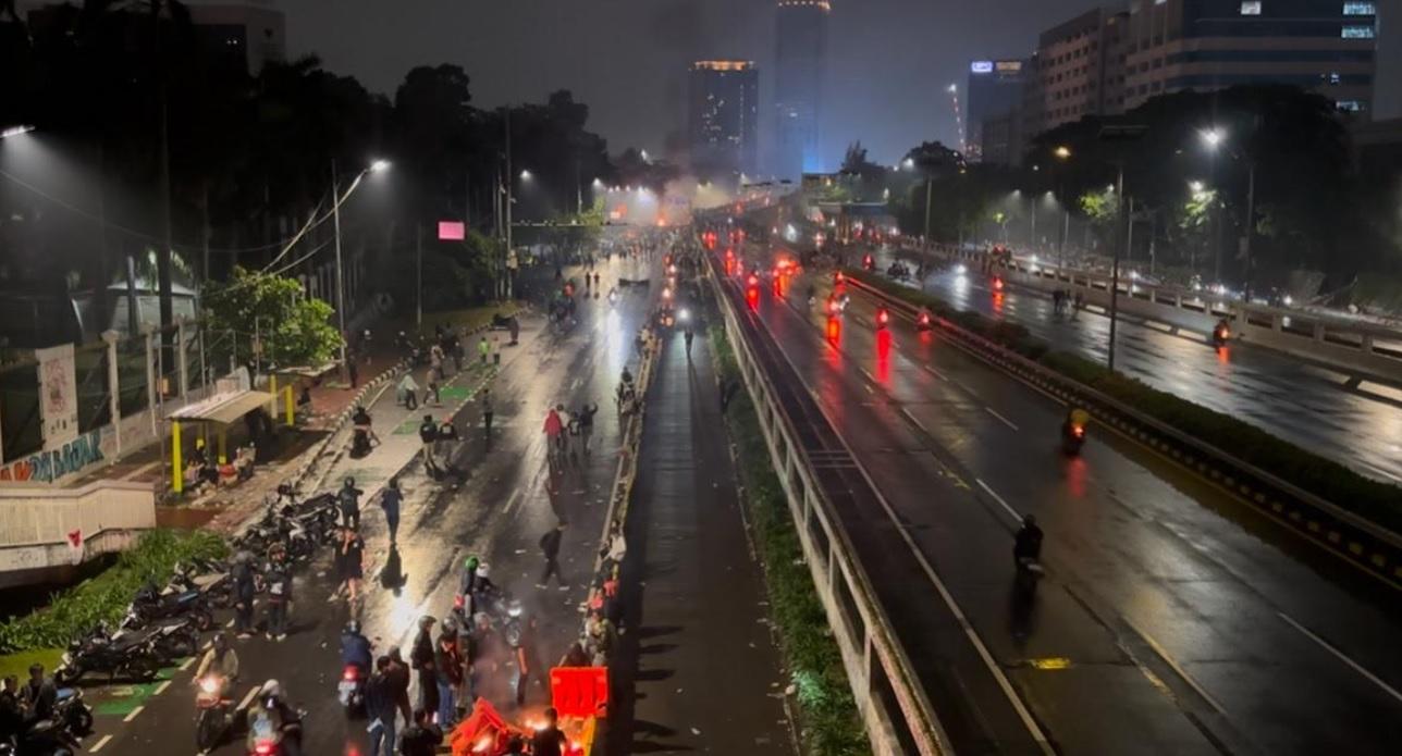 Pengendara Motor Masuk Tol, Jalan Gatot Subroto Ditutup Buntut Rusuh Pendemo di DPR Malam Ini