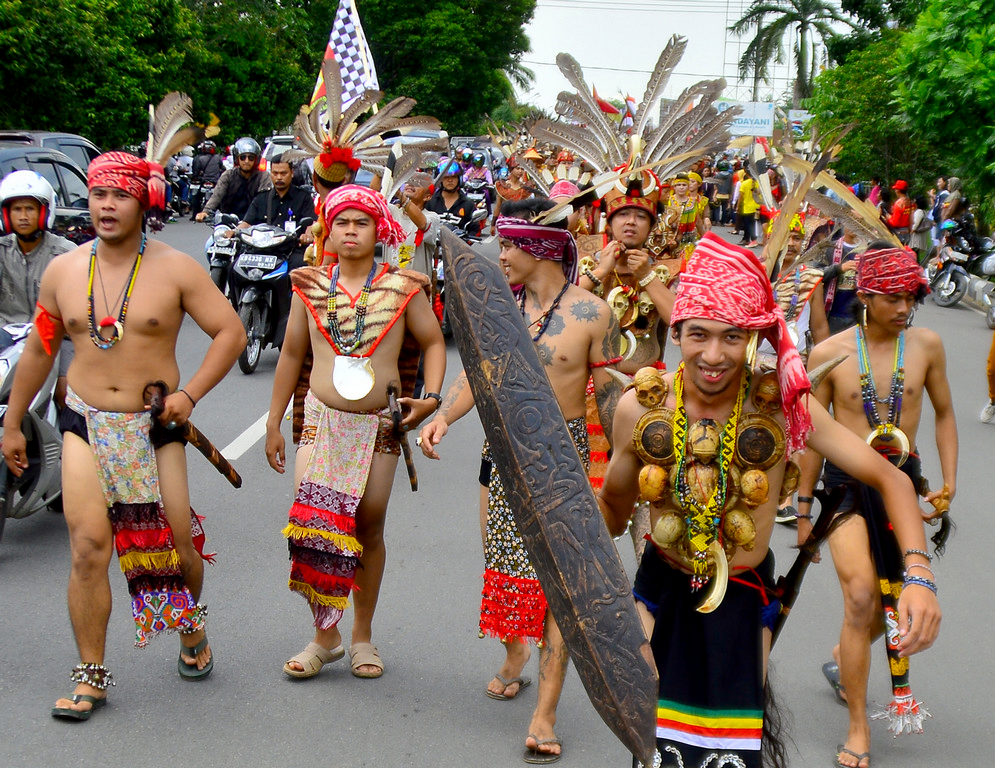 arak-arakan-display-budaya-warga-dayak_20150522_163459.jpg