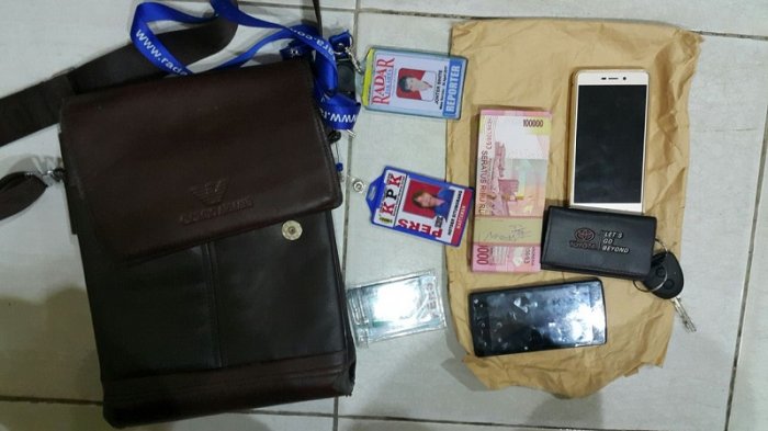 arang-bukti-milik-tiga-wartawan-gadungan-yang-dibekuk-polisi_20170228_005517.jpg