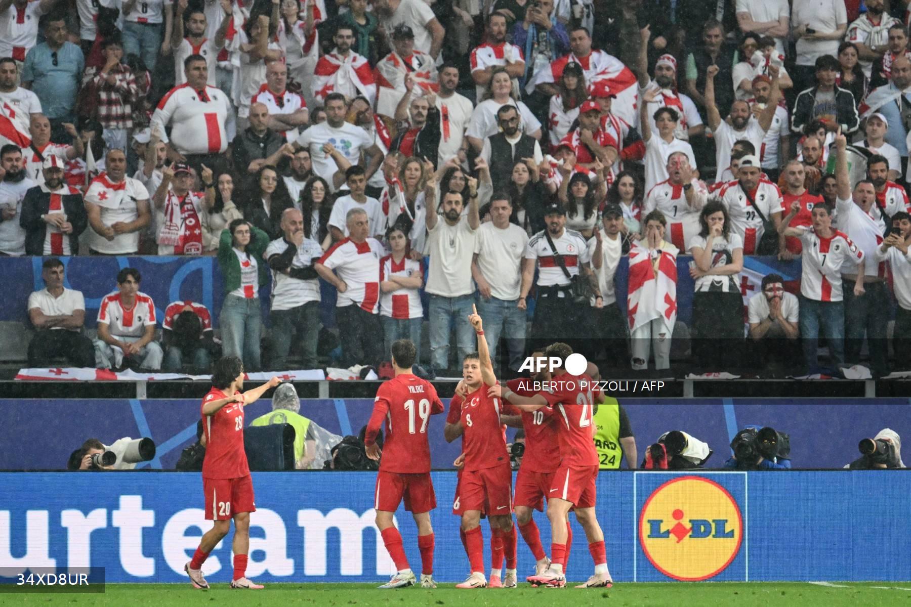 arda-guler-merayakan-bersama-rekan-satu-timnya-setelah-mencetak-gol-kedua-turki.jpg