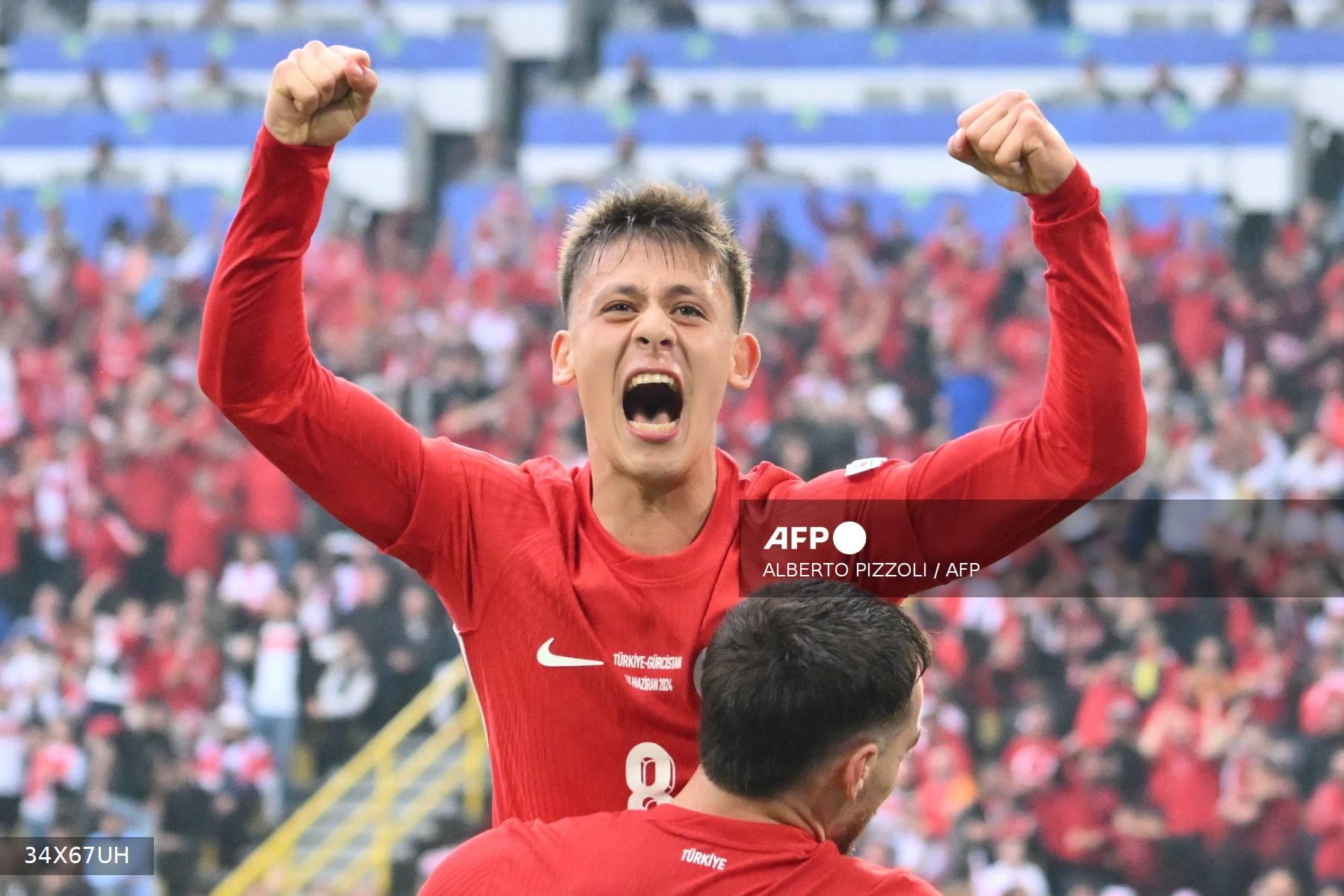 Penyerang Turki #08 Arda Guler merayakan gol kedua timnya yang kemudian dianulir pada pertandingan sepak bola Grup F UEFA Euro 2024 antara Turki dan Georgia di BVB Stadion di Dortmund pada 18 Juni 2024. (Foto oleh Alberto PIZZOLI / AFP)