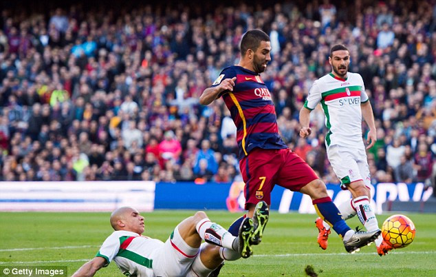 arda-turan-matheus-doria-barcelona-vs-granada_20160110_070401.jpg