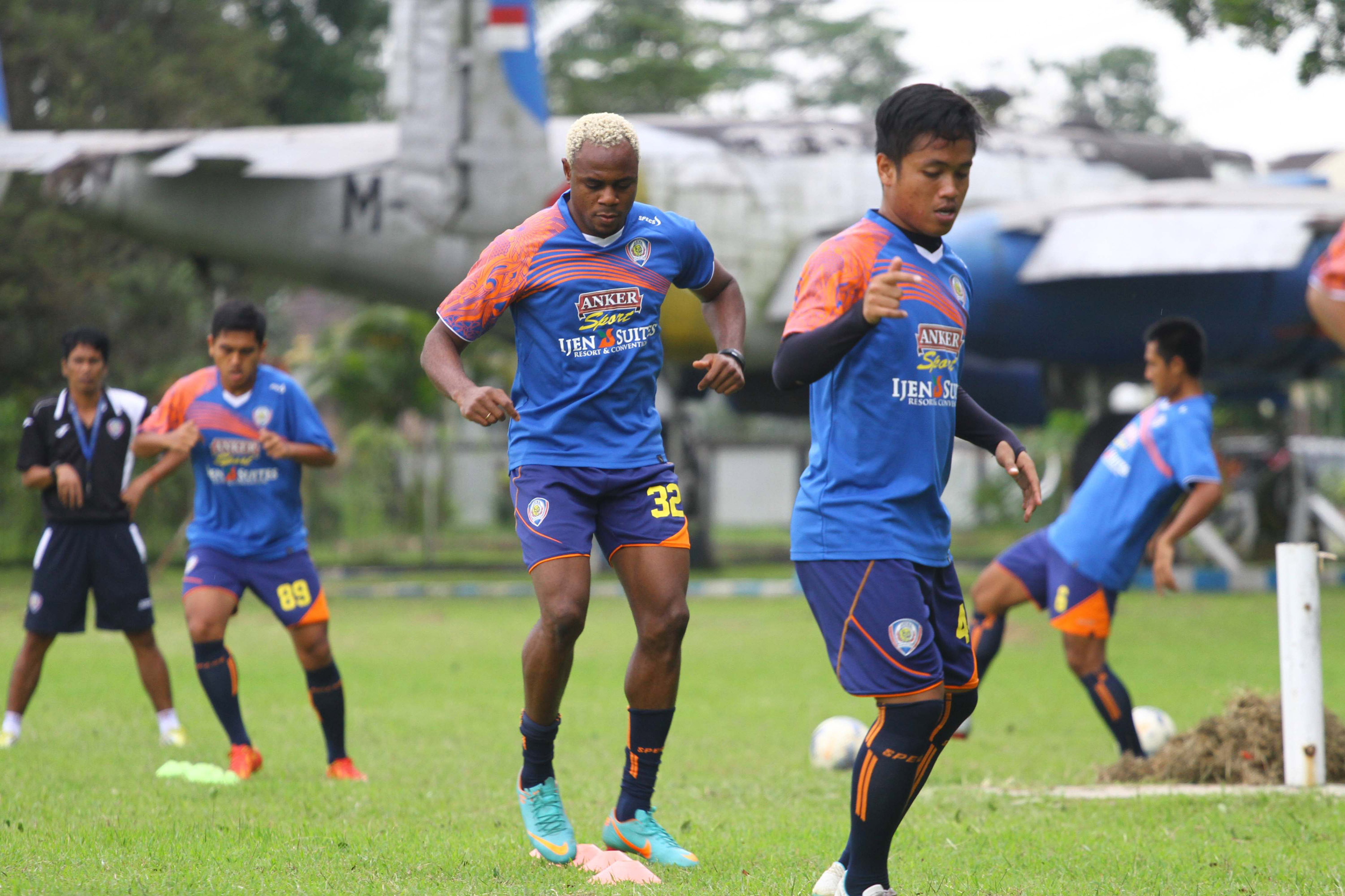 arema-cronus-gelar-latihan_20150104_010635.jpg