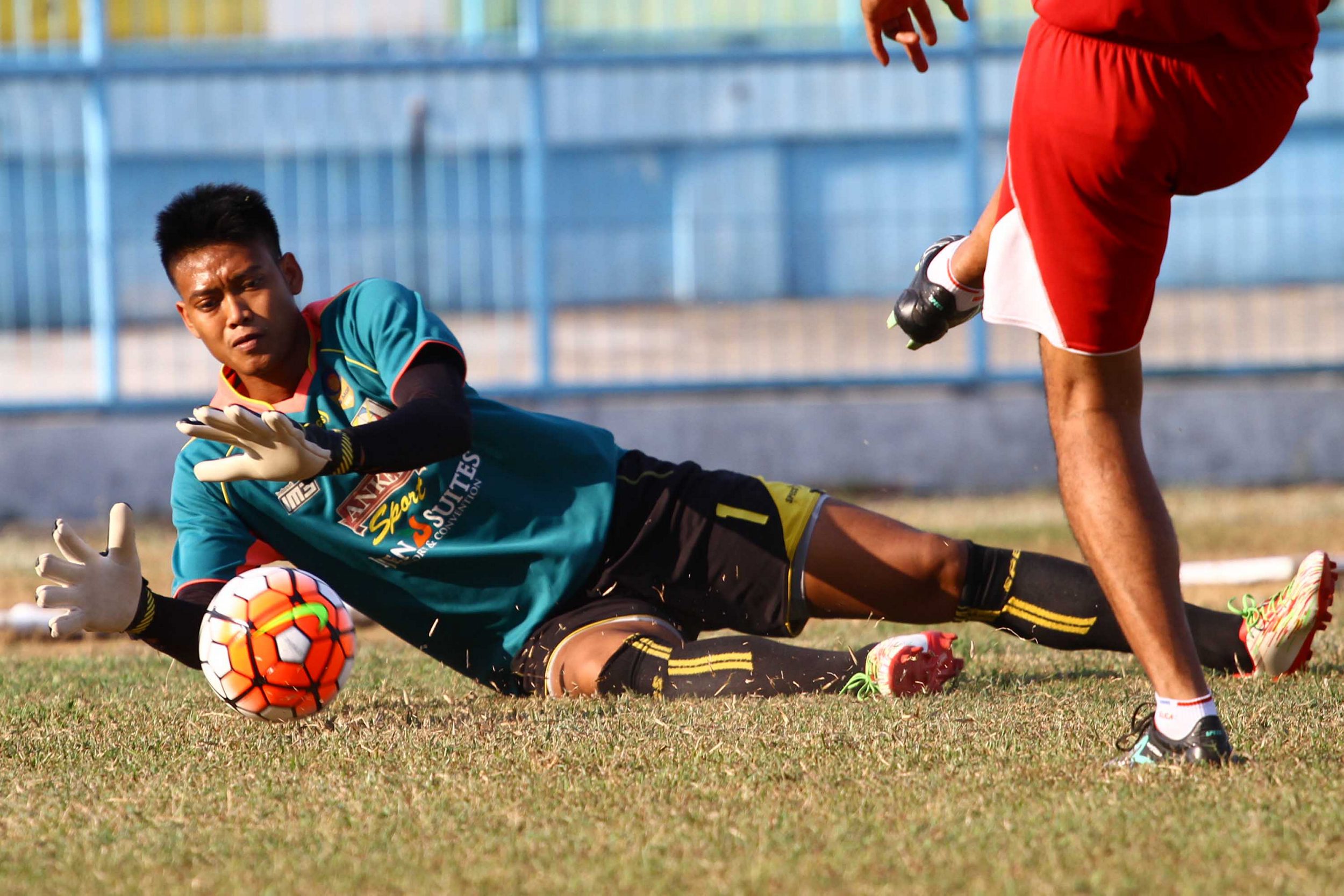 arema-cronus-uji-lapangan-persiapan-piala-presiden-ri-2015_20150901_143509.jpg