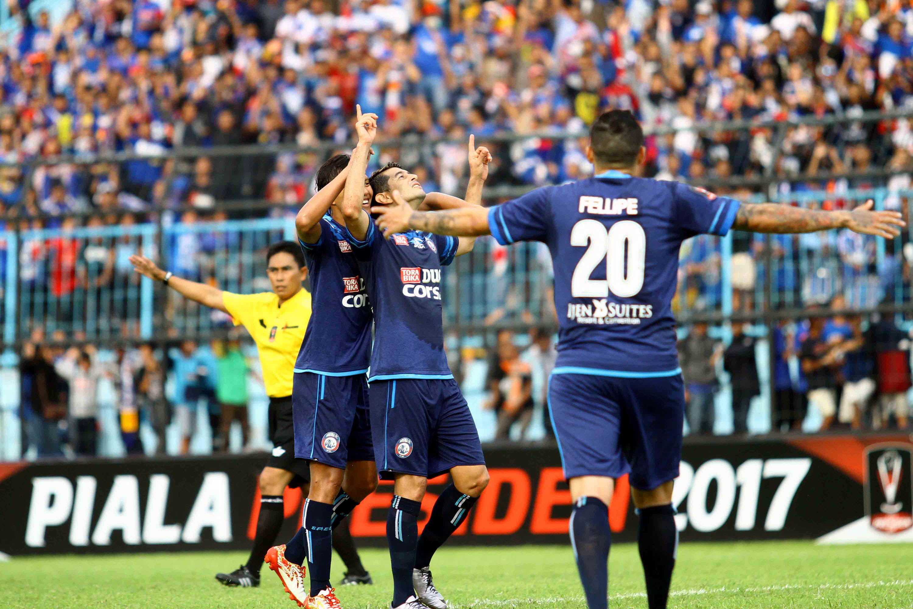 arema-fc-bantai-ps-tni_20170216_202848.jpg