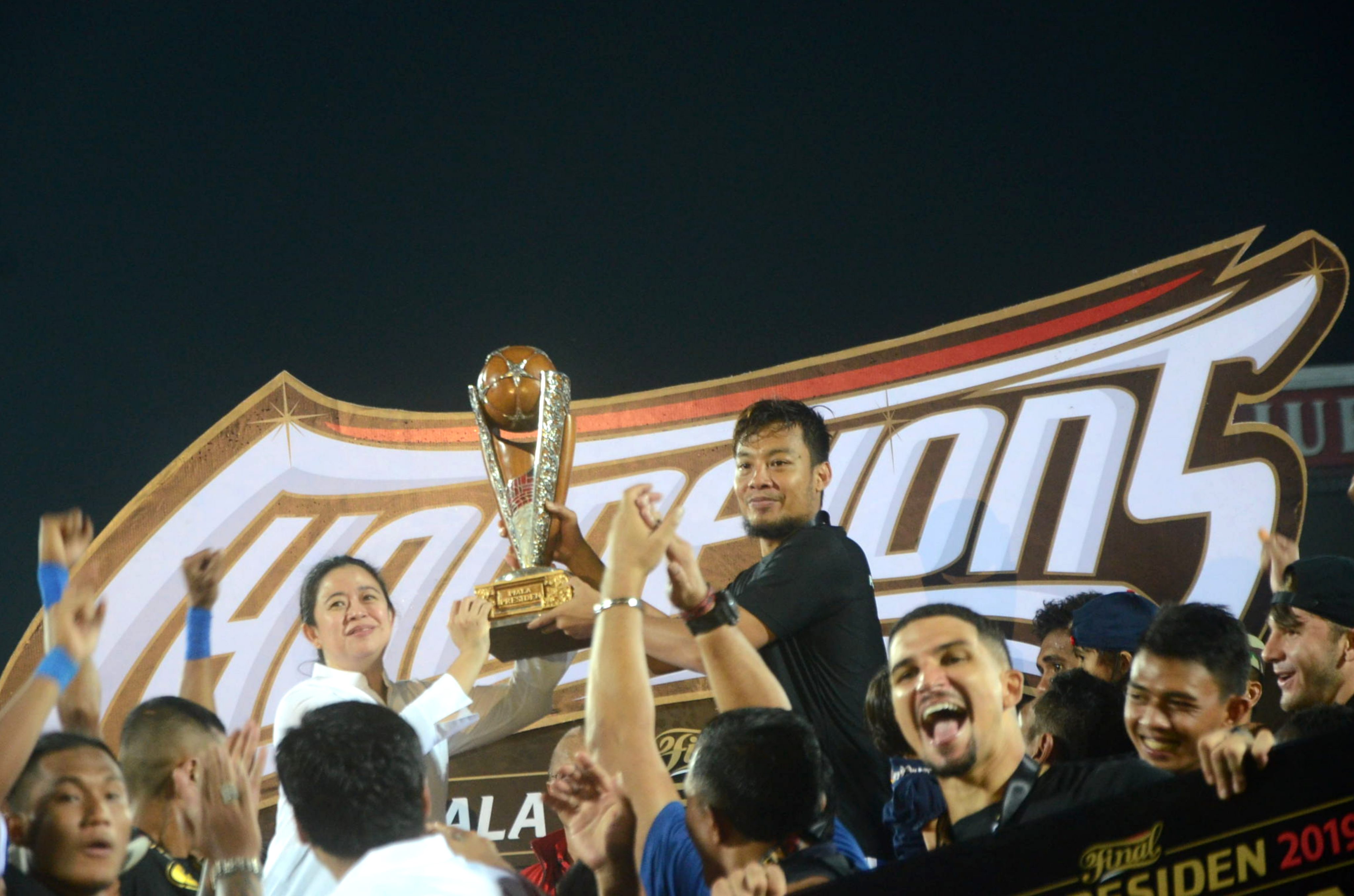 arema-fc-juara-piala-presiden-2019_20190413_012314.jpg