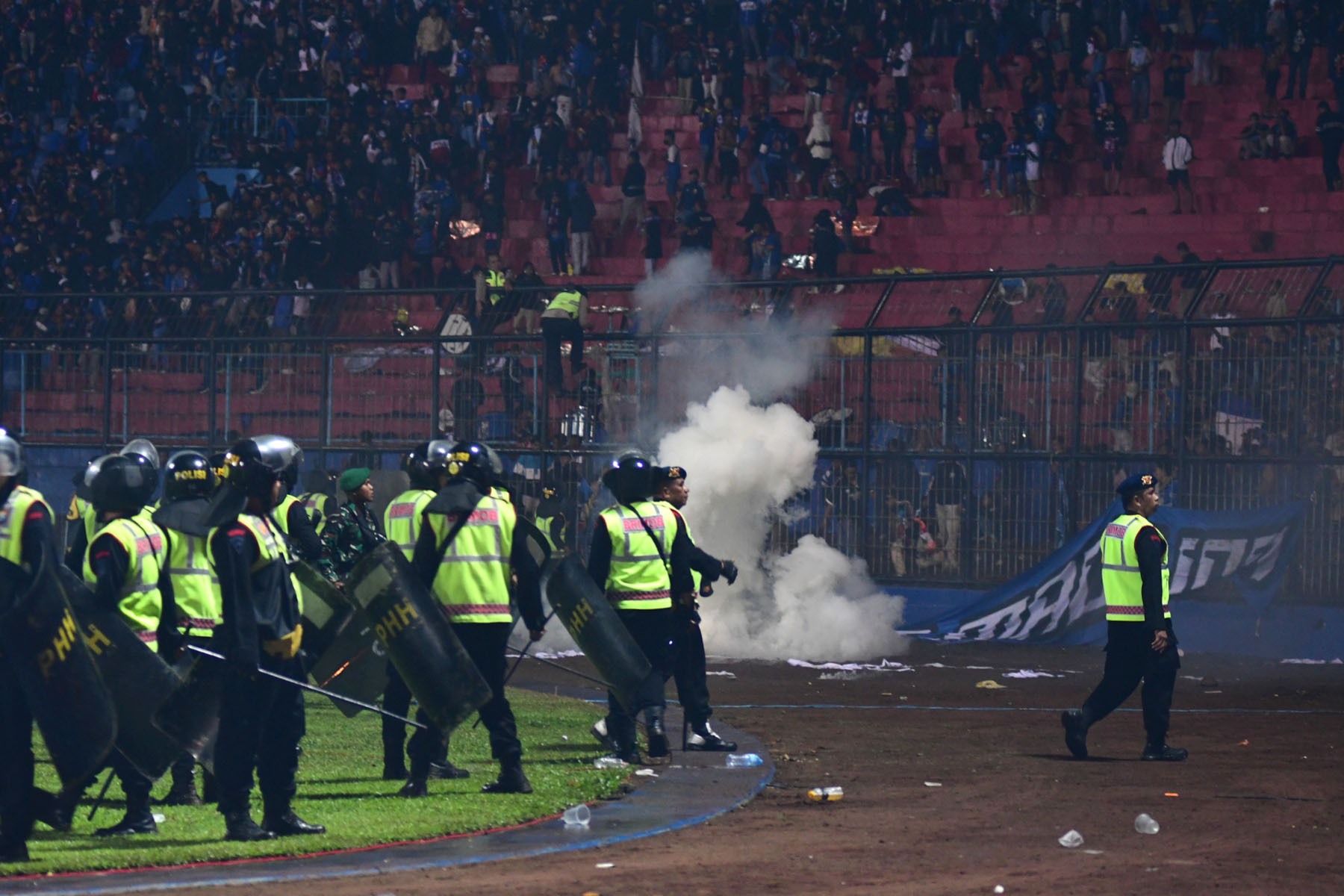 arema-fc-kalah-dari-persebaya-aremania-ricuh_20221001_225227.jpg