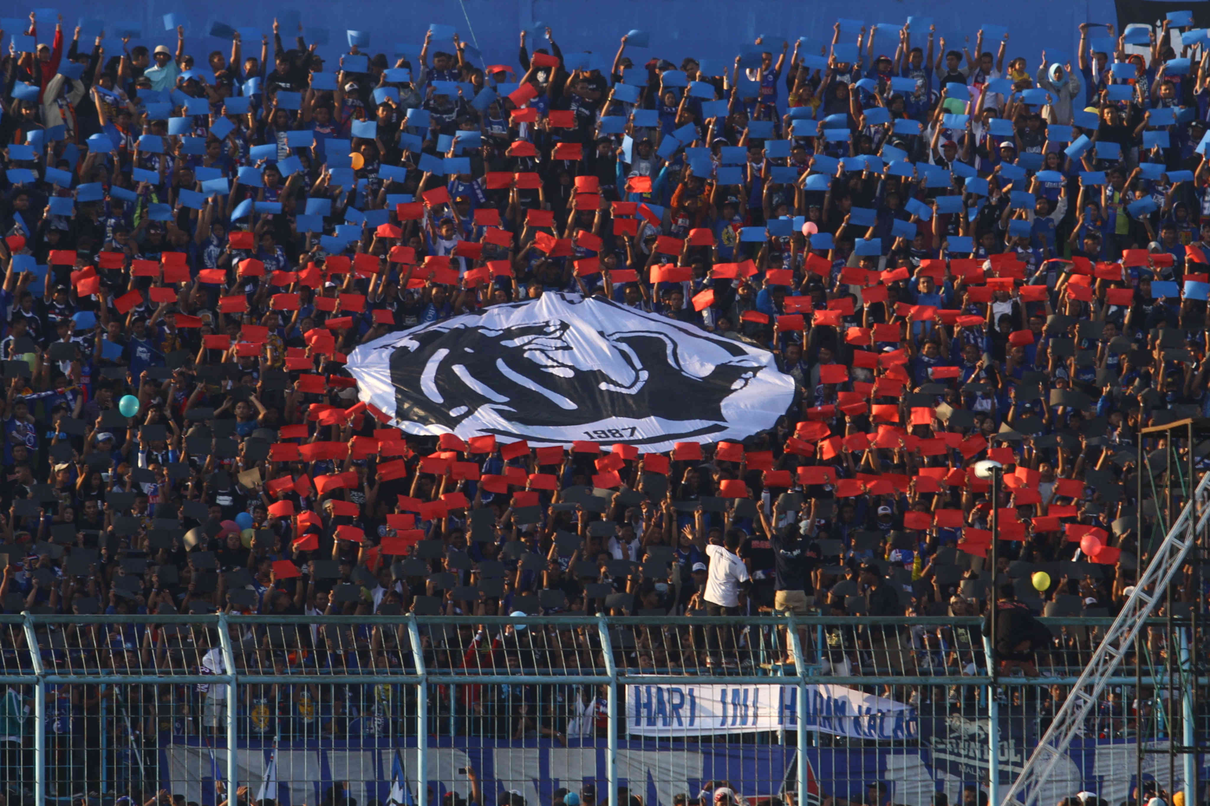 arema-fc-permalukan-persebaya-surabaya-4-0_20190815_194943.jpg