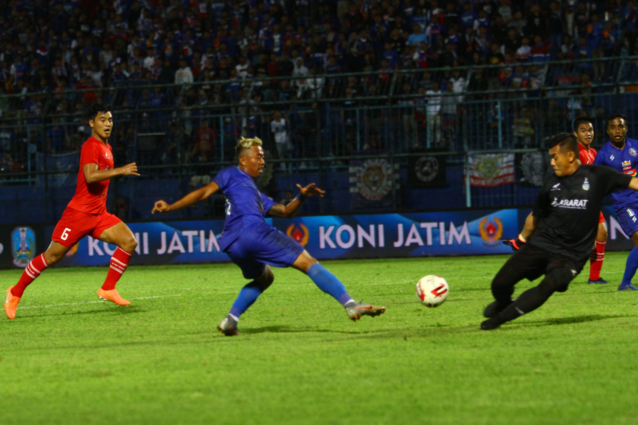 arema-fc-vs-sabah-fa-di-laga-piala-gubernur-jatim_20200212_090313.jpg