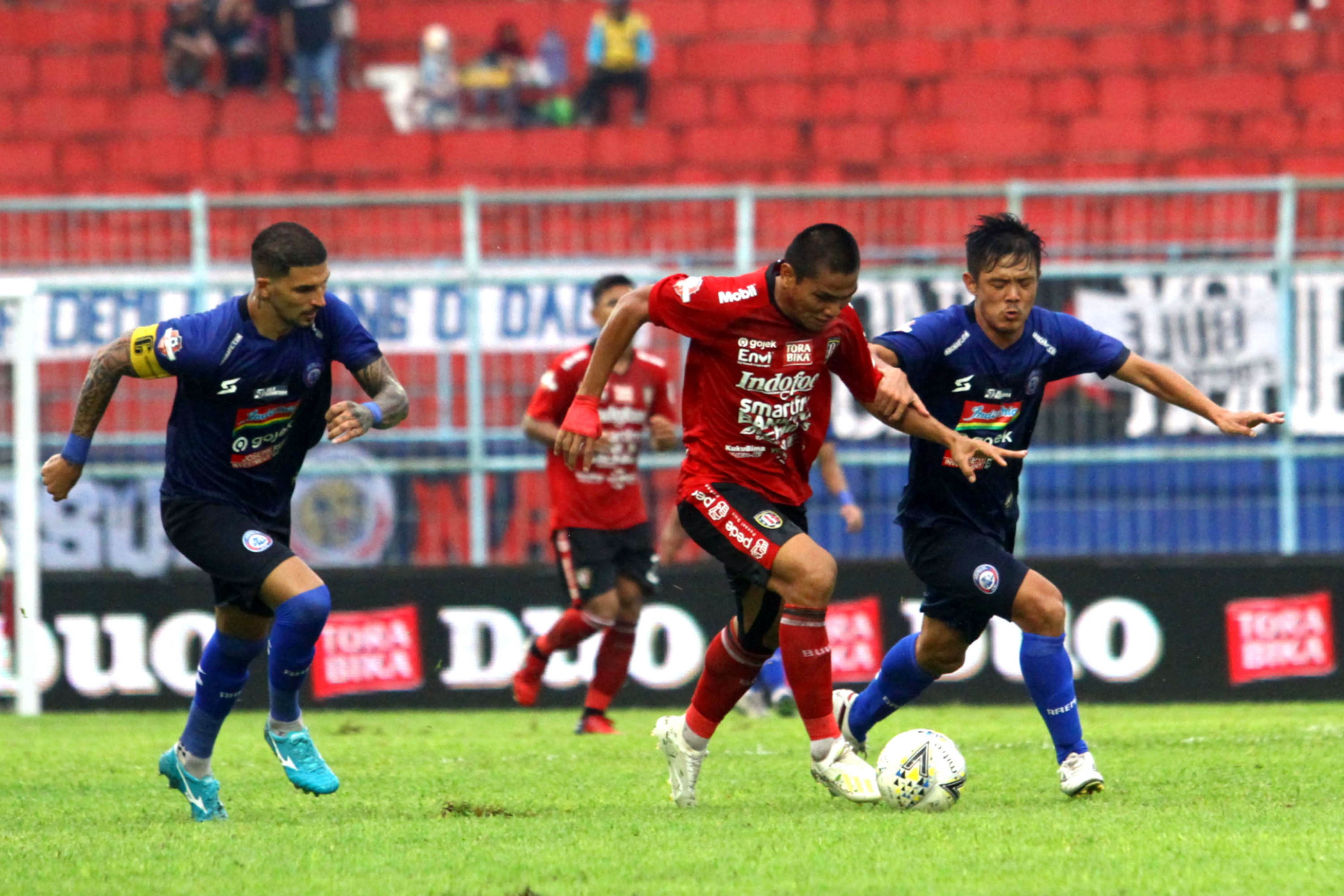 arema-kalahkan-bali-united-3-2_20191216_214401.jpg