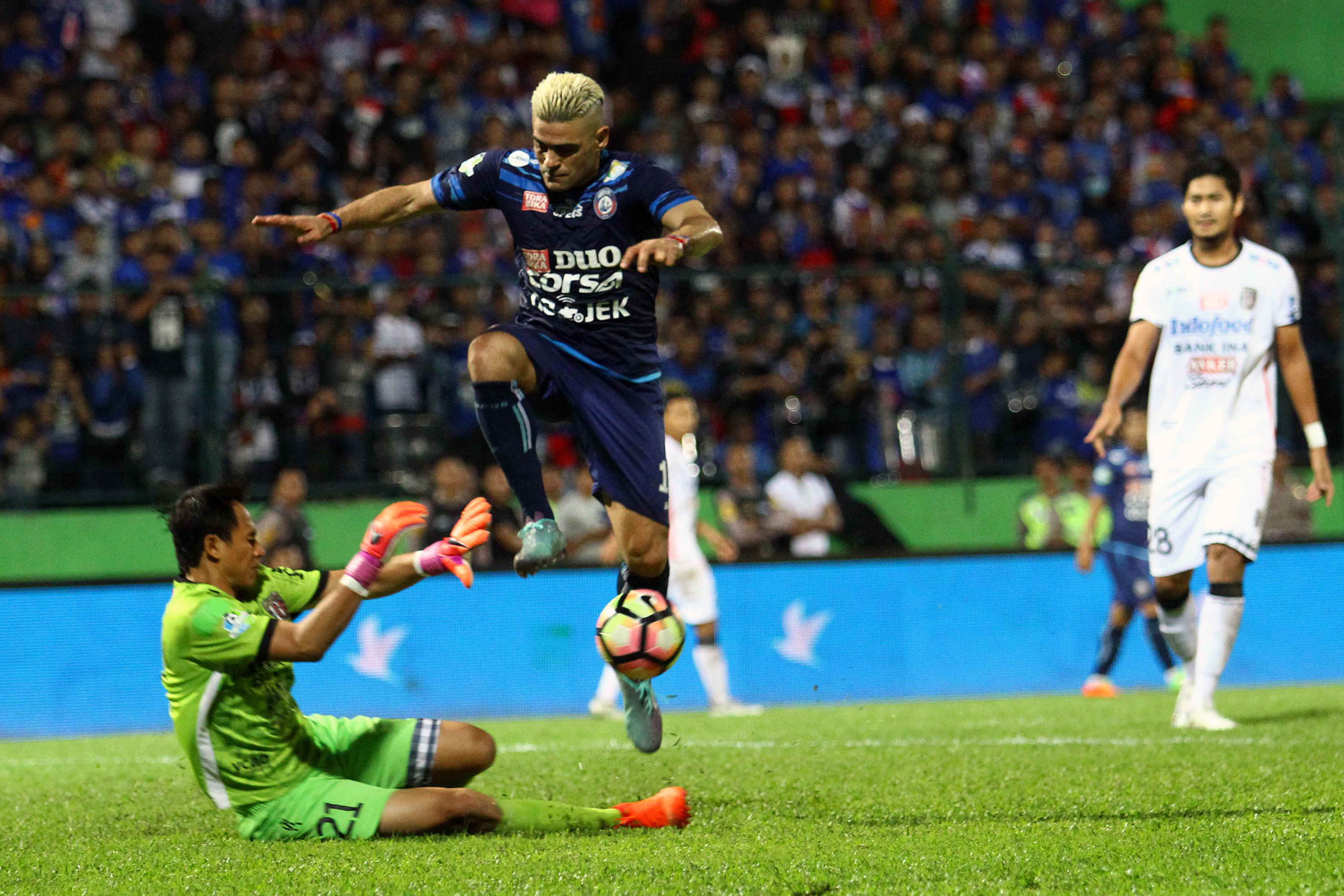 arema-kalahkan-bali-united_20170619_220934.jpg
