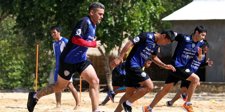arema-latihan-dipantaiiii_20151207_181620.jpg