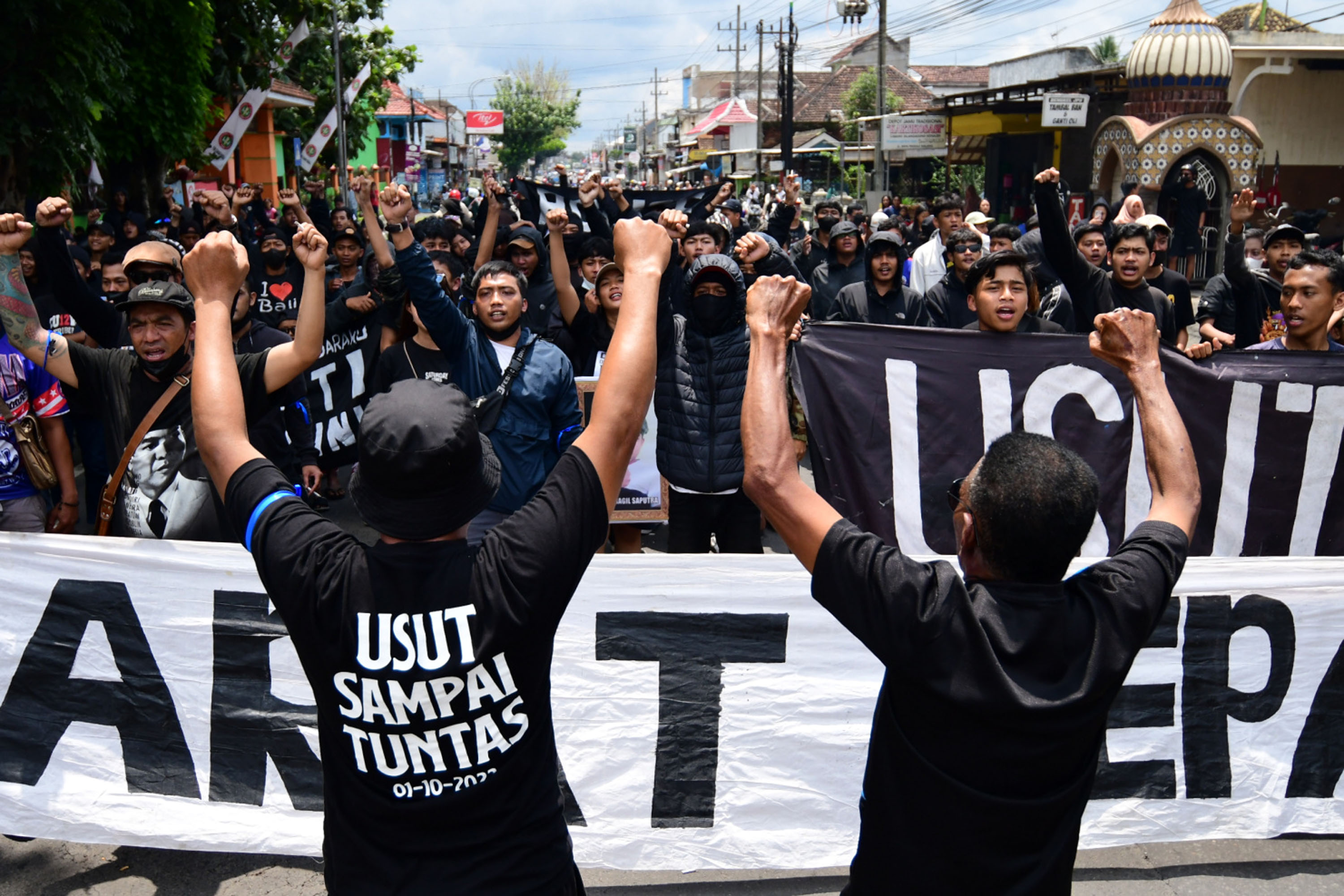 aremania-tuntut-pelanggaran-ham-berat-atas-tragedi-kanjuruhan_20221127_214752.jpg