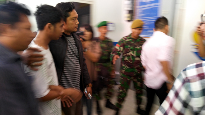 ari-menyerahkan-diri-ke-rutan-diantar-sang-paman_20170507_104710.jpg