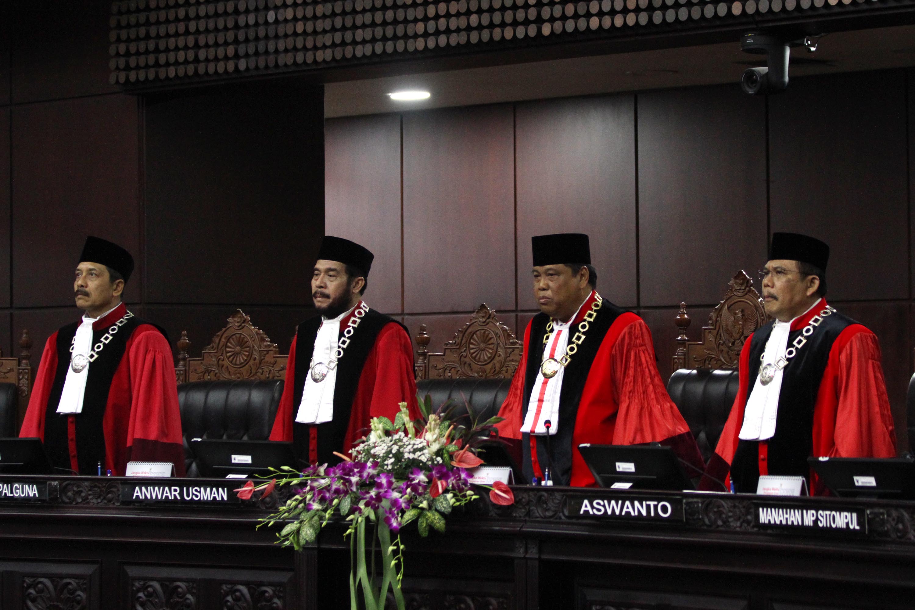 arief-hidayat-kembali-pimpin-mahkamah-konstitusi_20170714_195343.jpg