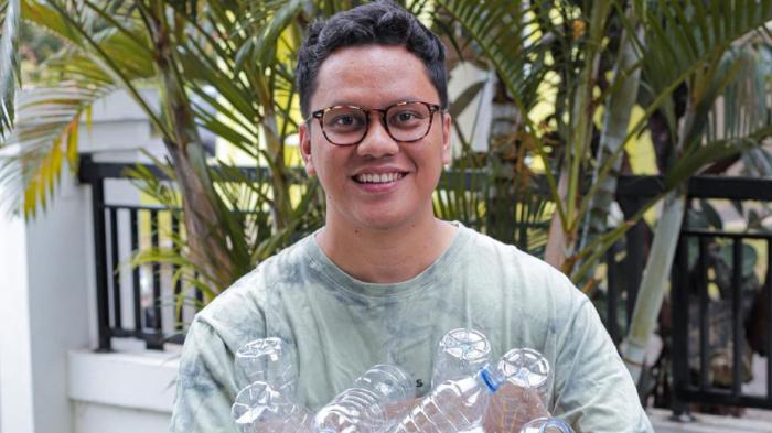 arief-muhammad-memberikan-uluran-tangan-kepada-kuli-bangunan.jpg
