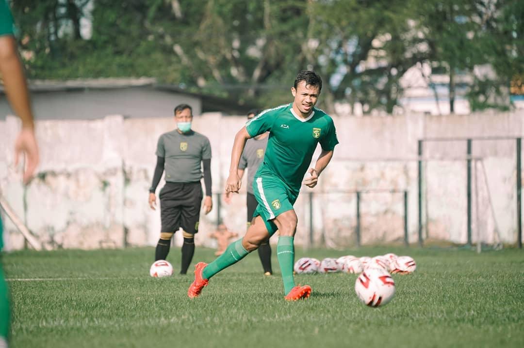 arif-satria-mengikuti-latihan-bersama-skuad-persebaya-surabaya.jpg