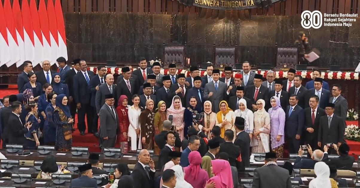 arlemen-berfoto-jelang-Sidang-TahuVV.jpg