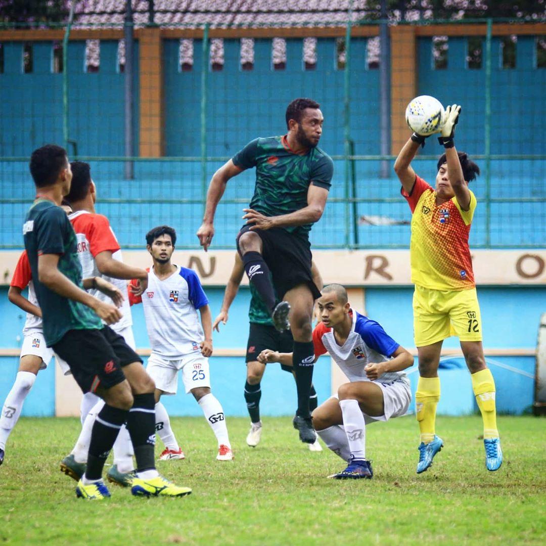 arthur-bonai-persikabo-1973-saat-berduel-dengan-pemain-ps-bogor.jpg