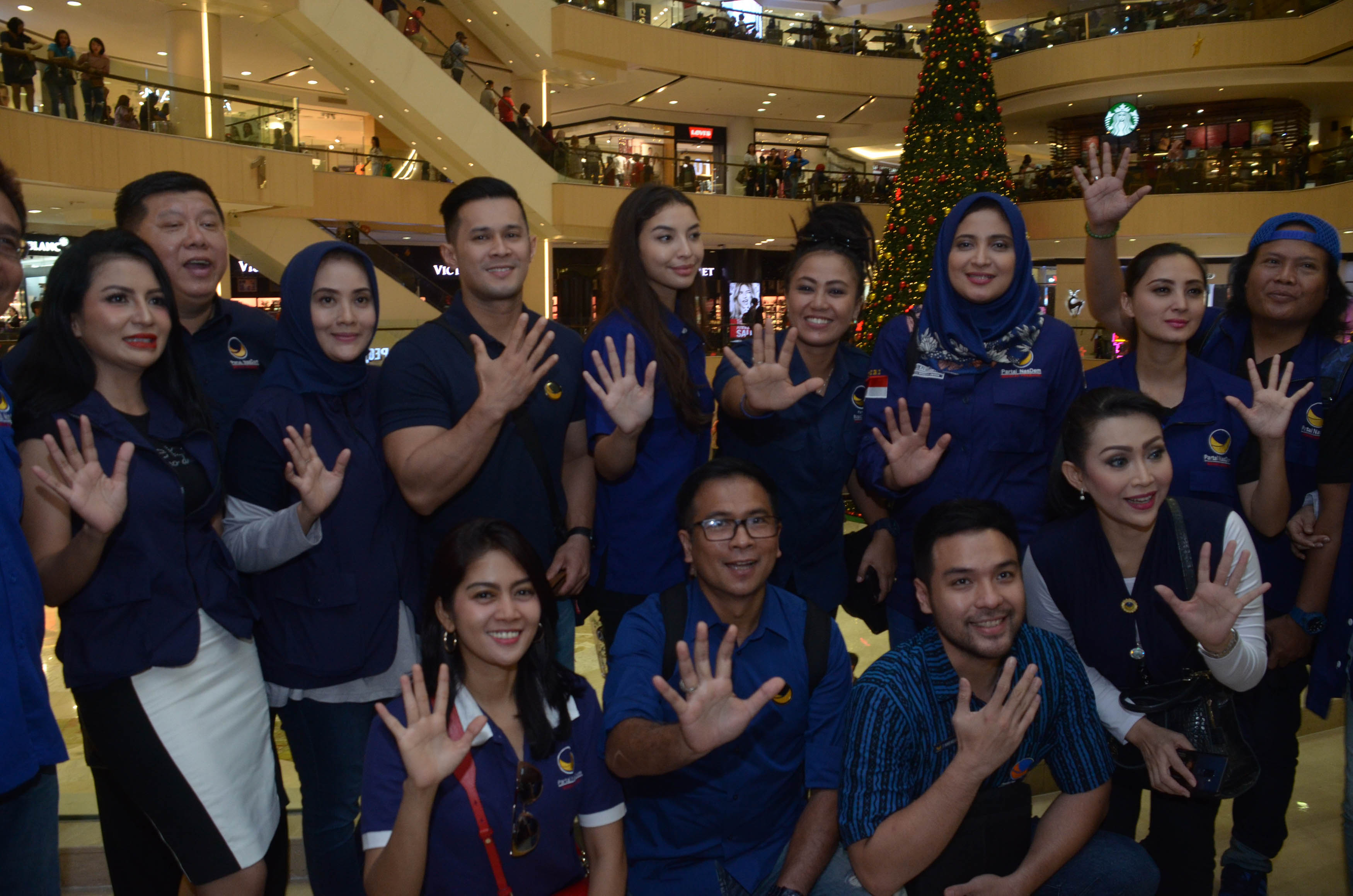artis-caleg-nasdem-mlaku-mlaku-di-tunjungan-surabaya_20181225_225647.jpg