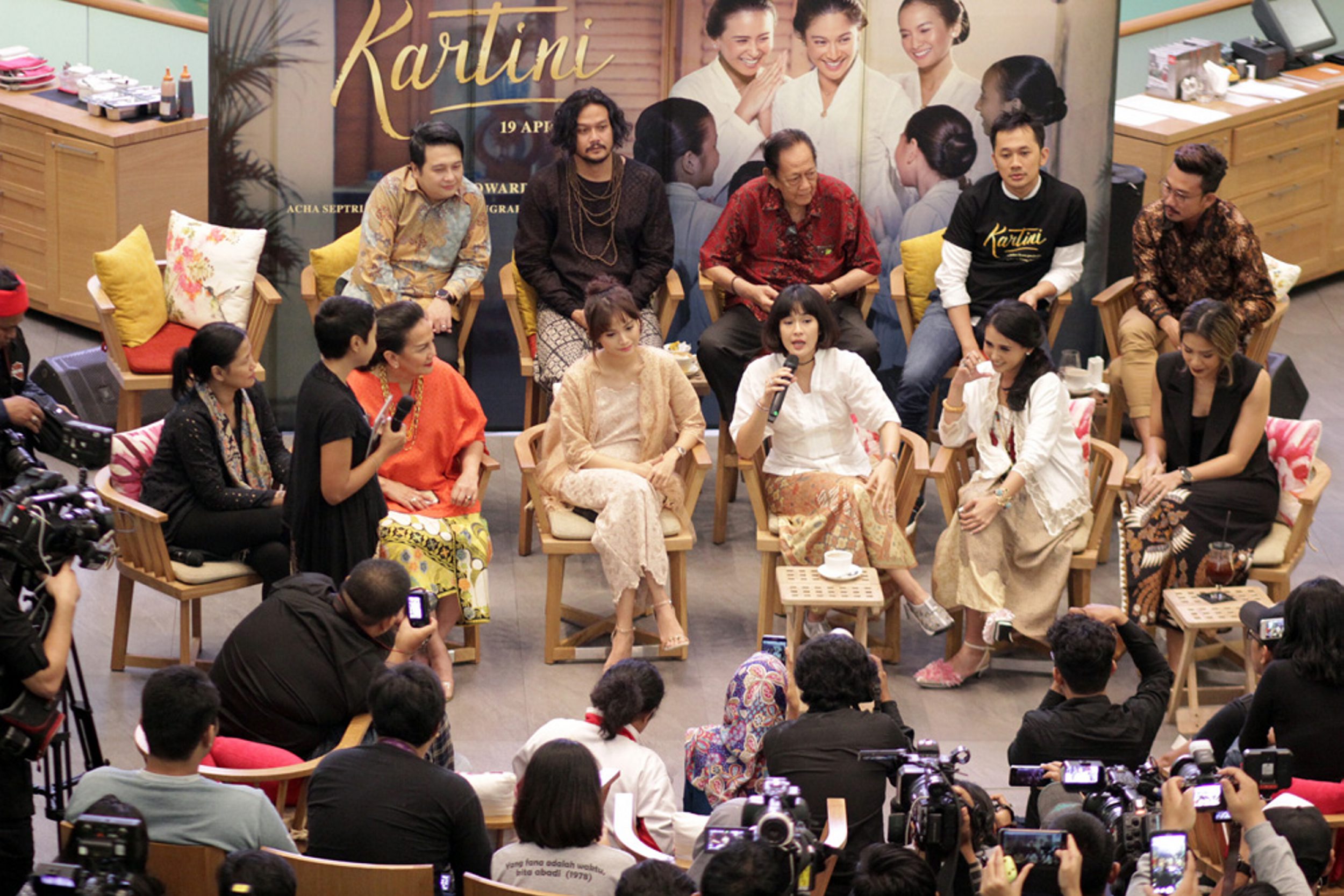 artis-dan-pendukung-film-kartini_20170509_155532.jpg