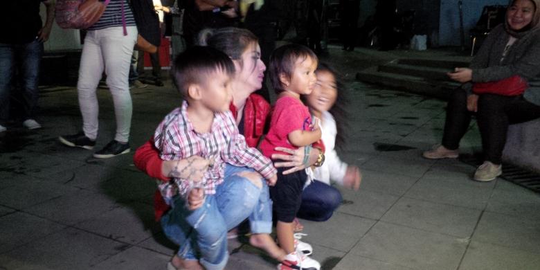 artis-peran-sheila-marcia-yang-tengah-bermain-dengan-anaknya_20160402_141619.jpg