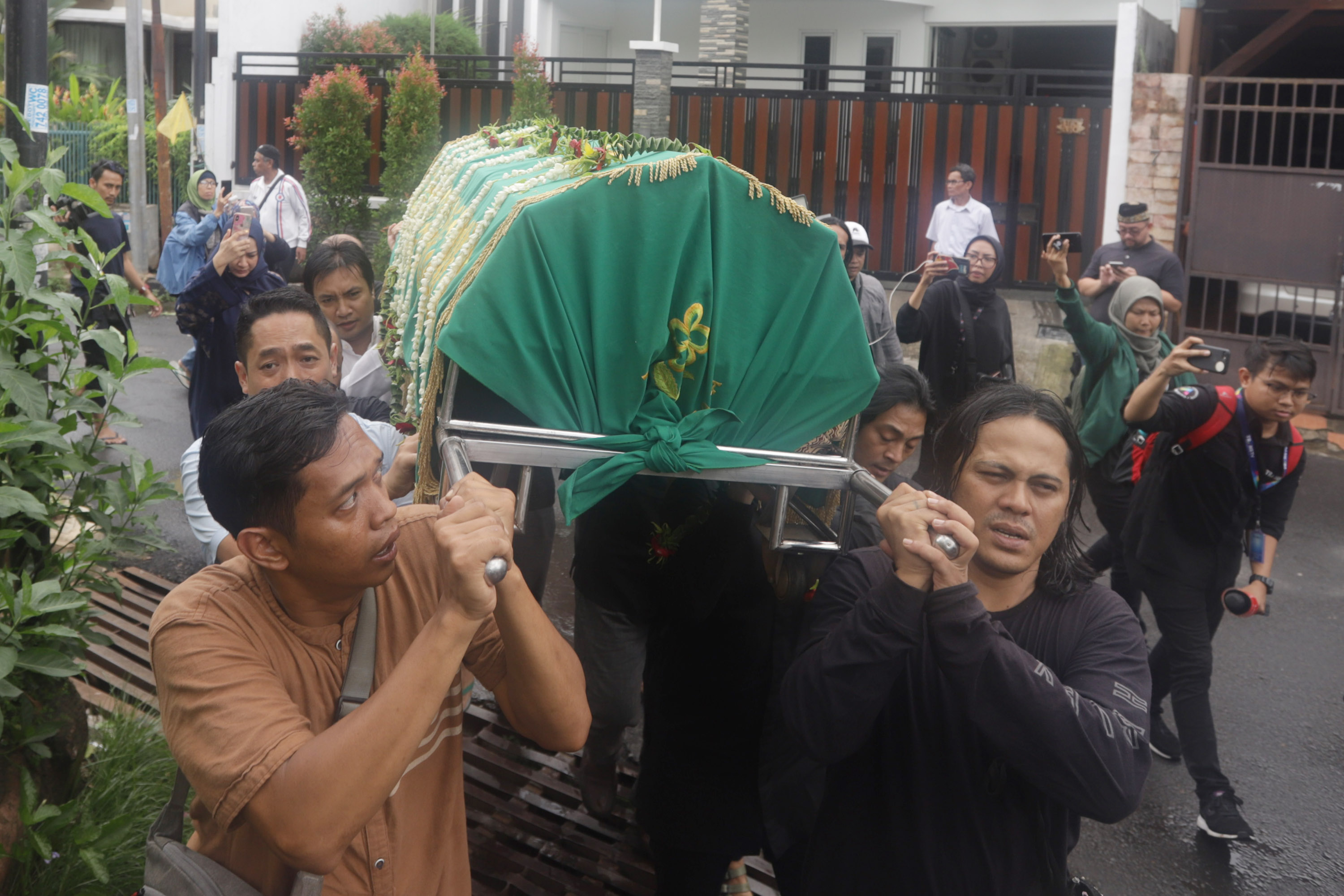 artis-ria-irawan-meninggal-dunia-akibat-penyakit-kanker_20200106_134418.jpg