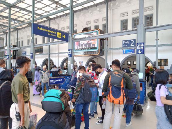 arus-balik-dan-mudik-lebaran-di-stasiun-pasar-senen-selasa-105.jpg
