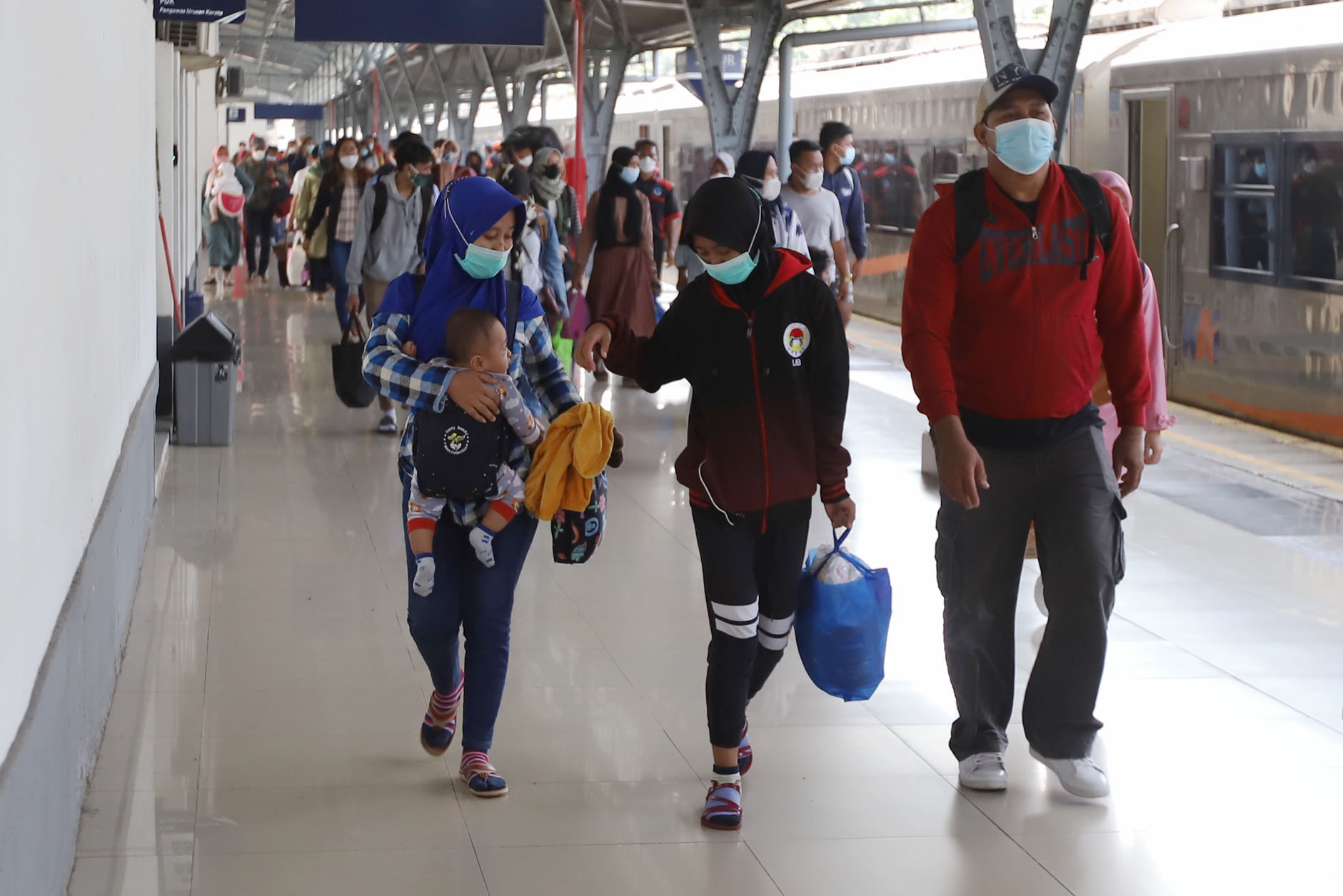 arus-balik-di-stasiun-pasar-senen-masih-normal_20210521_190108.jpg