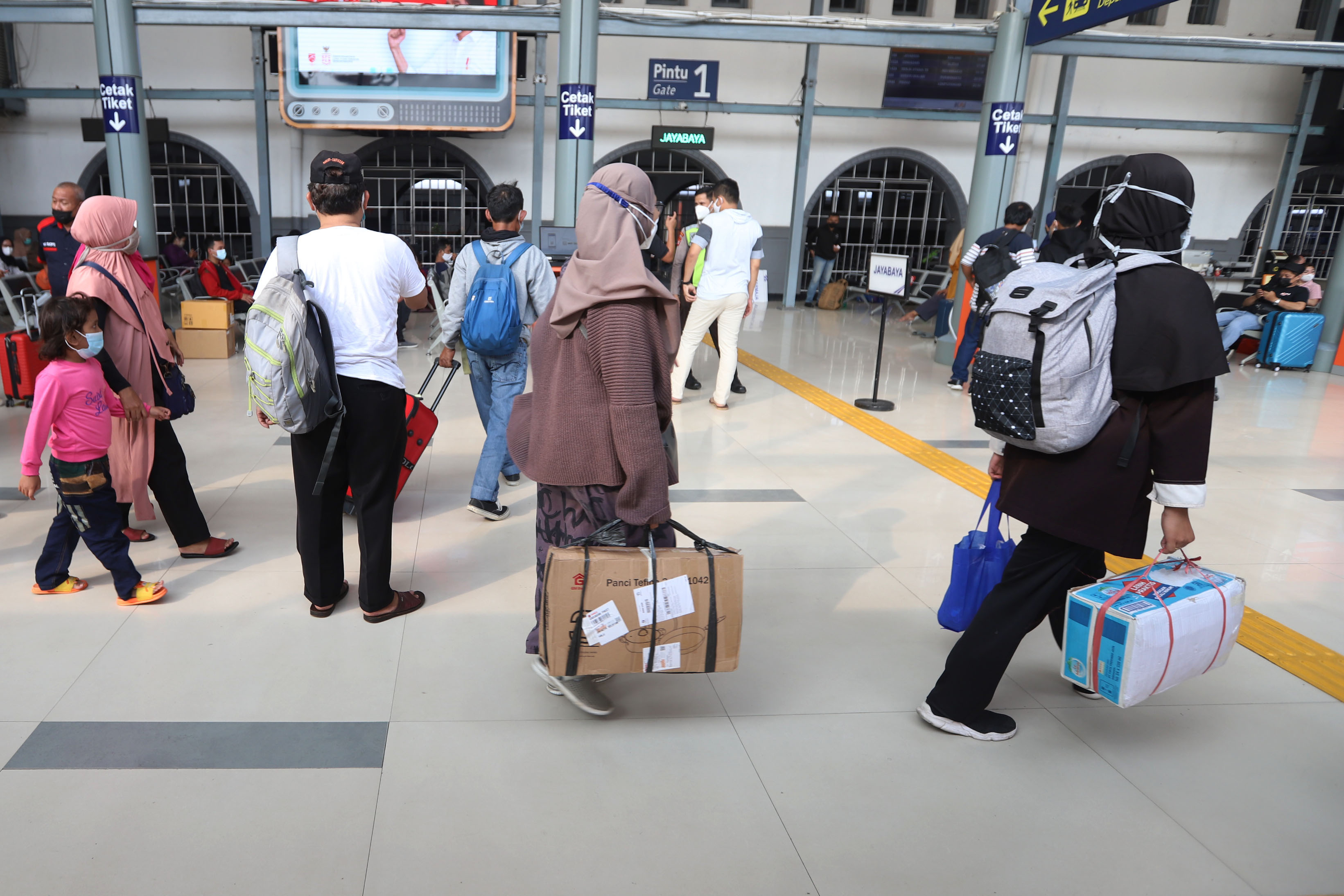 arus-balik-di-stasiun-pasar-senen-masih-normal_20210521_190841.jpg