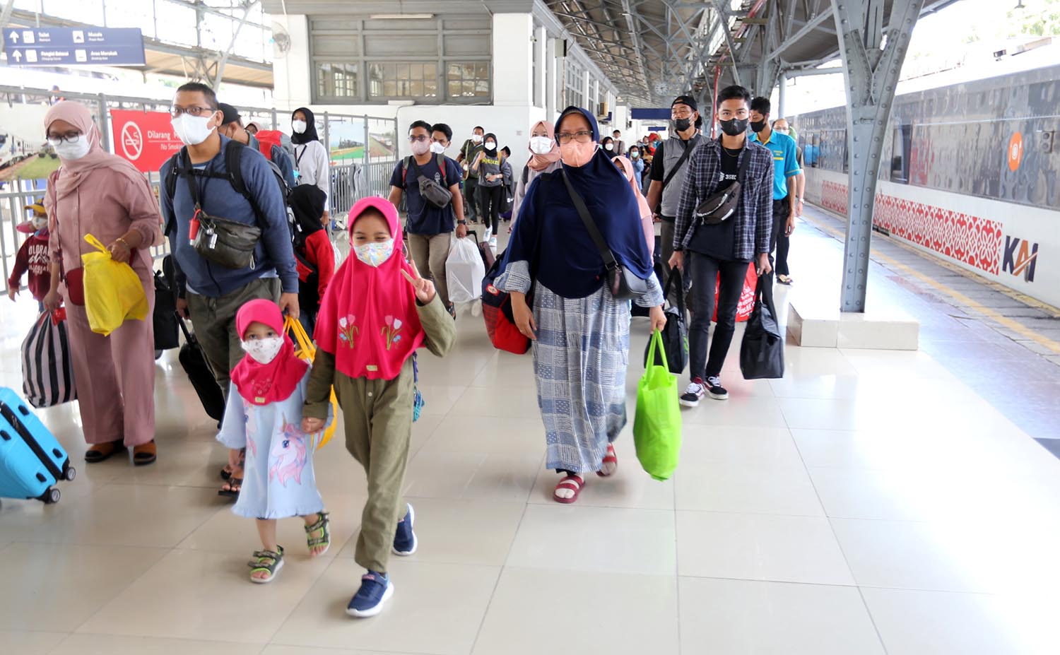 arus-balik-mudik-di-stasiun-pasar-senin-jakarta_20220506_173945.jpg