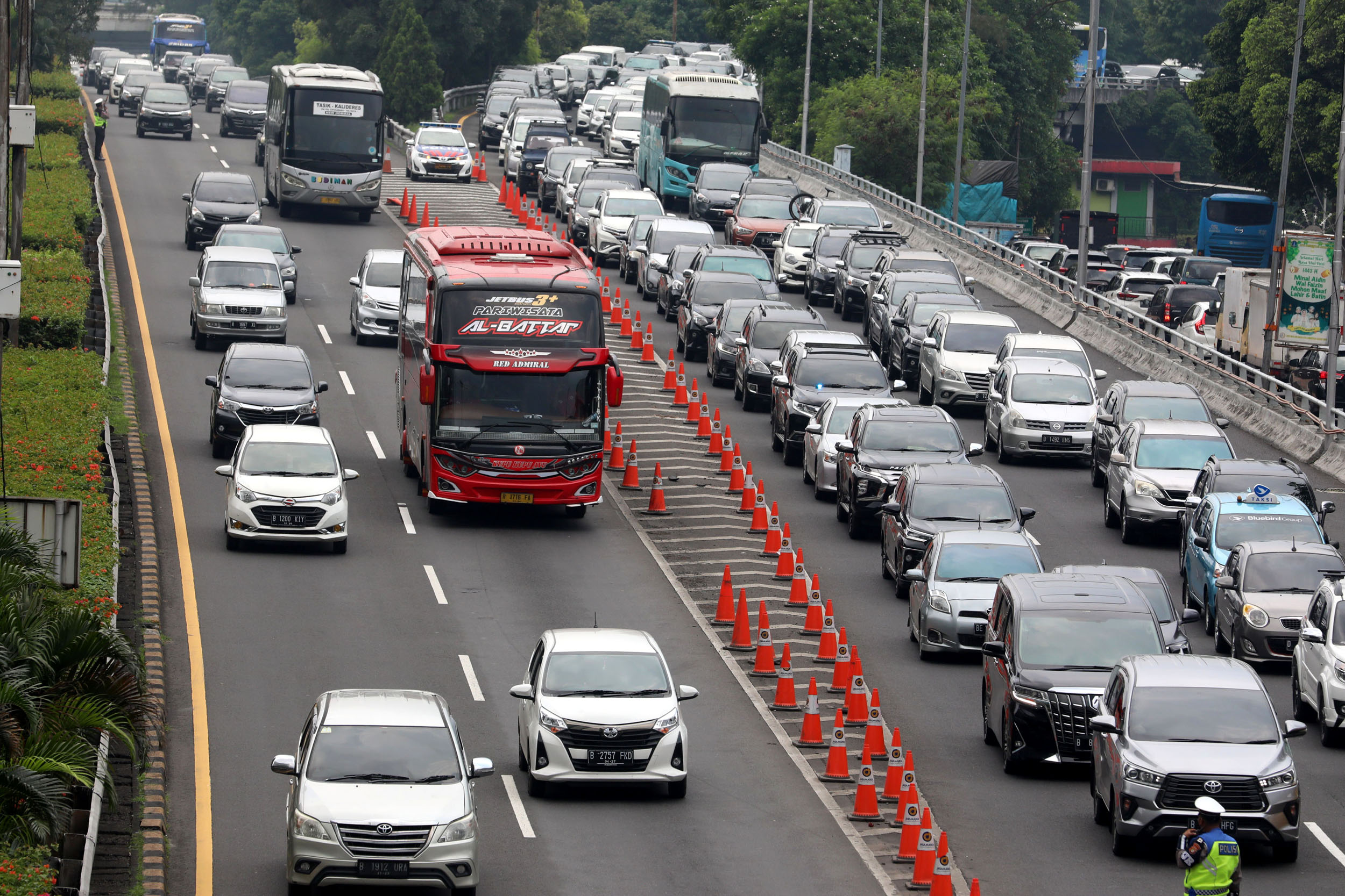 arus-balik-pemudik-ke-jakarta_20220508_182809.jpg