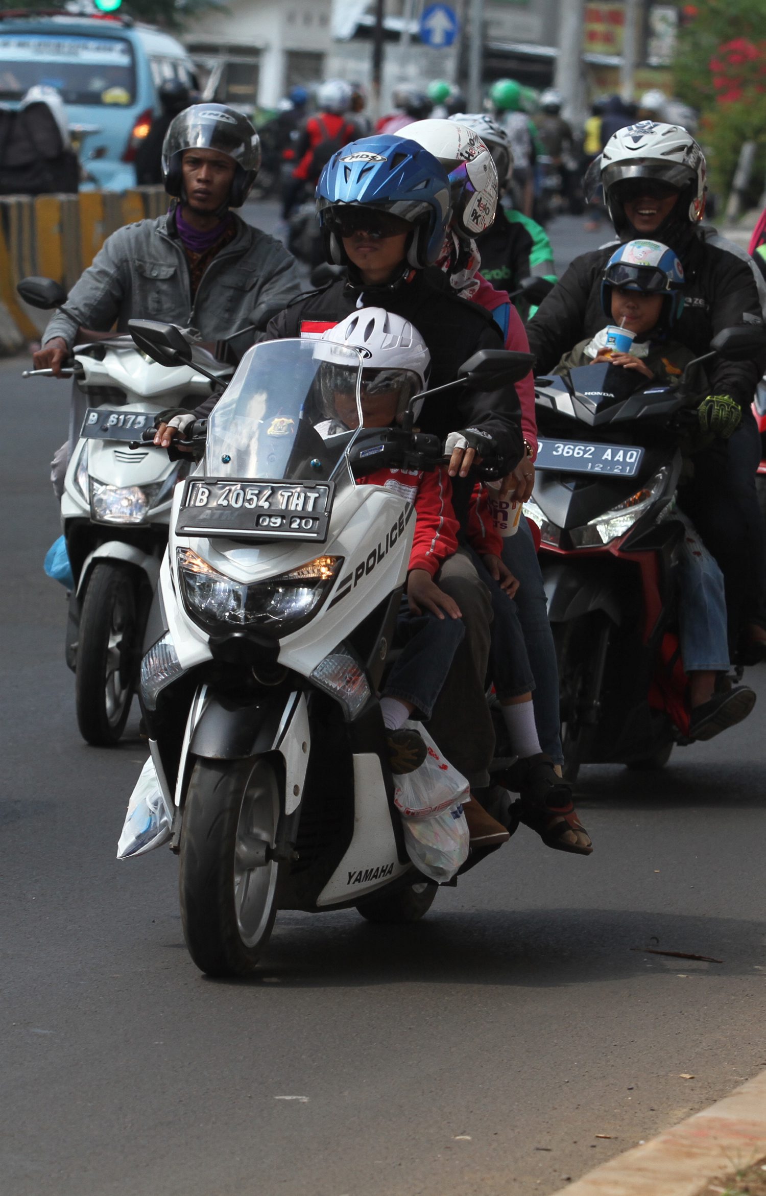 arus-balik-pemudik-motor-melintas-di-jalan-kalimalang_20170703_121935.jpg