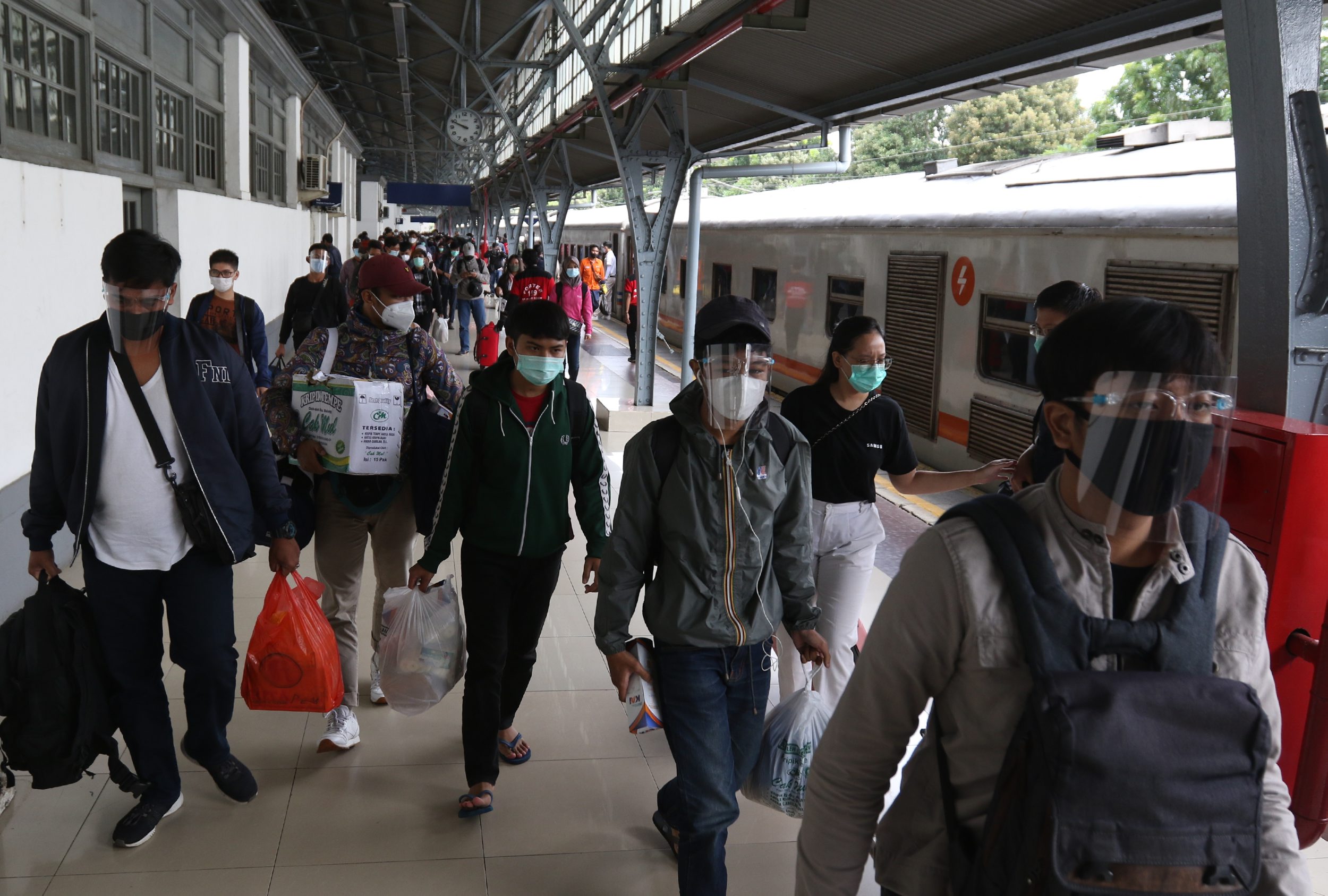 arus-balik-penumpang-nataru-di-st-ka-senen-jakarta_20210104_111012.jpg