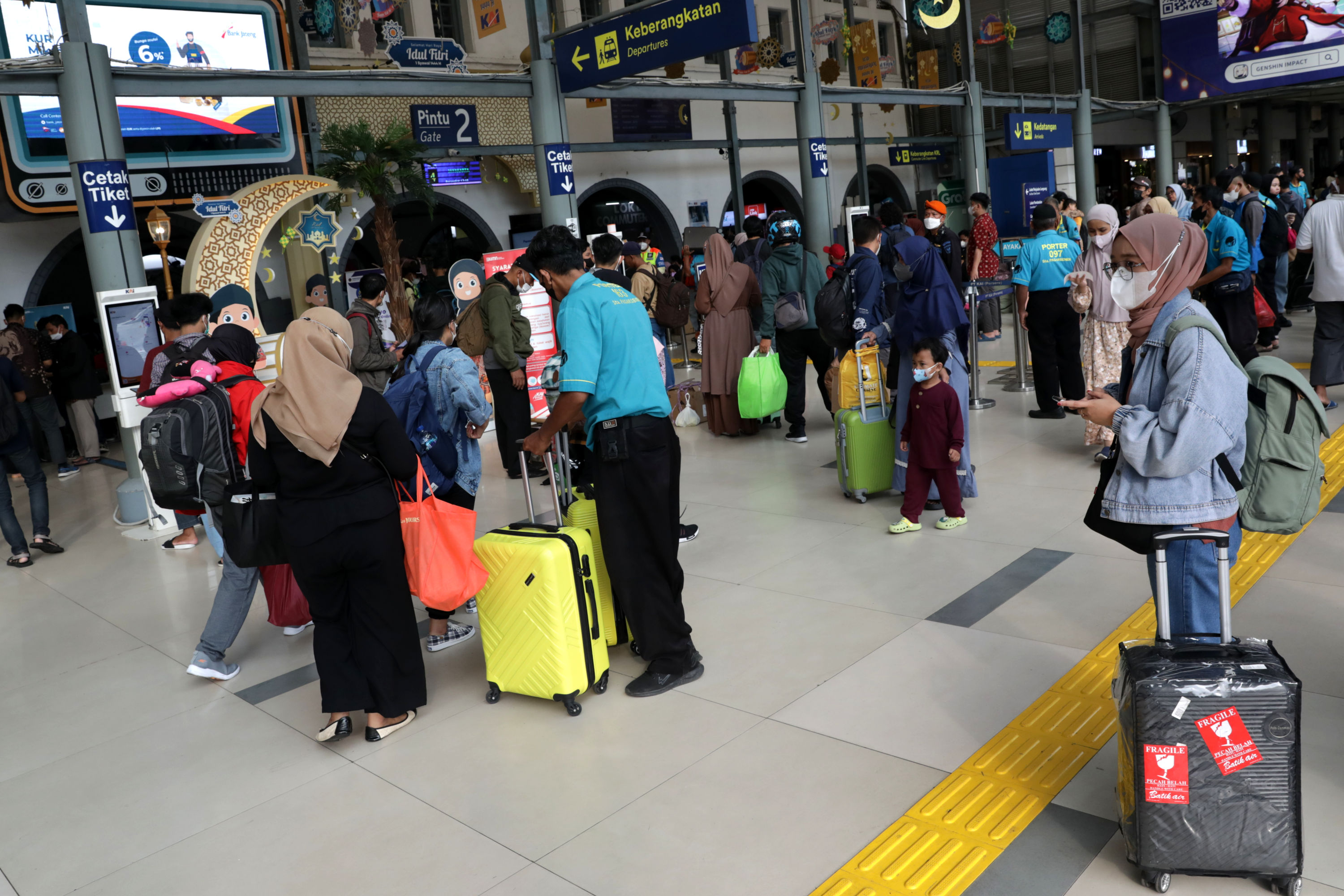 arus-mudik-di-stasiun-pasar-senen_20230418_201040.jpg