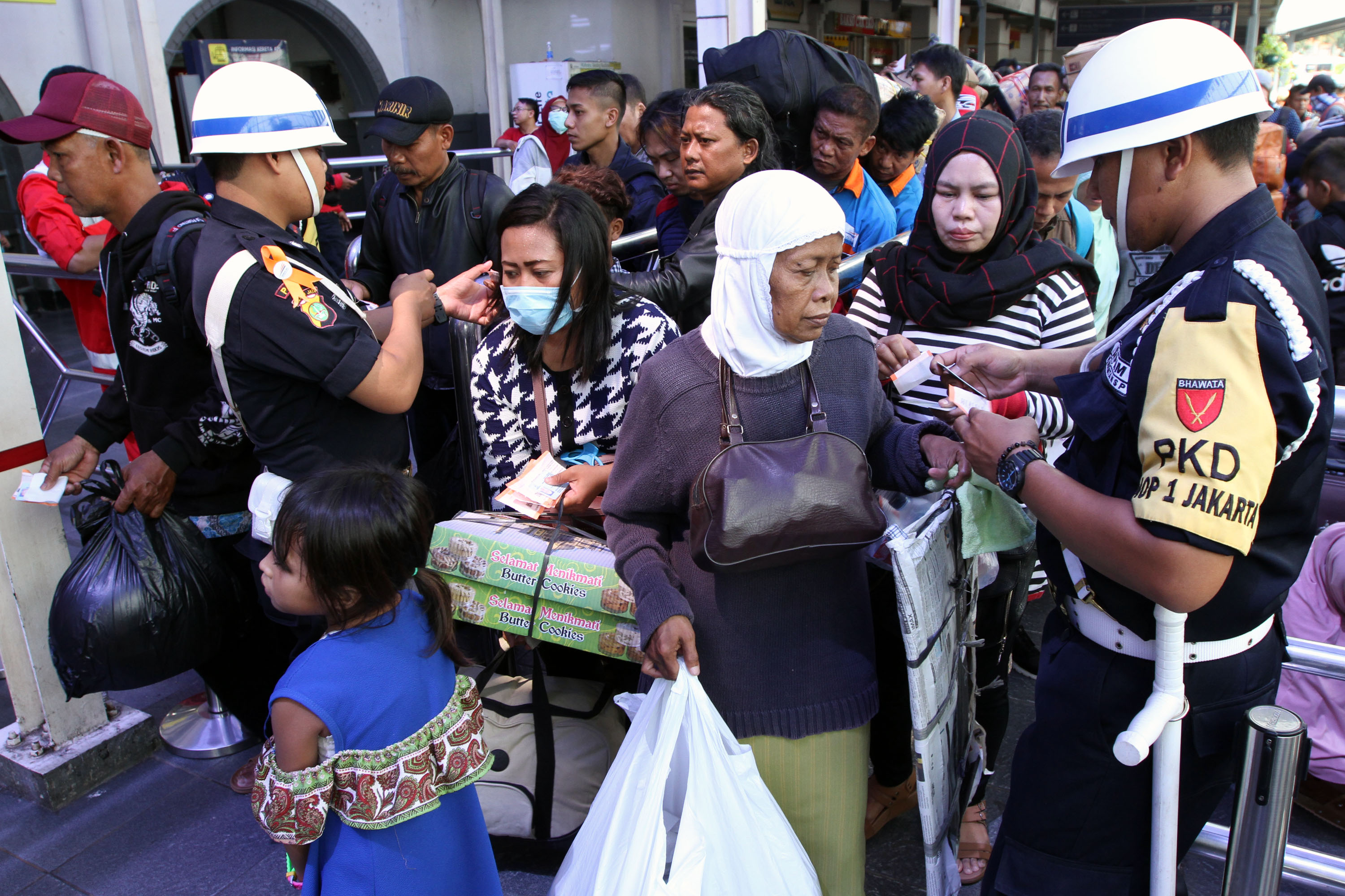 arus-mudik-stasiun-pasar-senen_20170621_230306.jpg