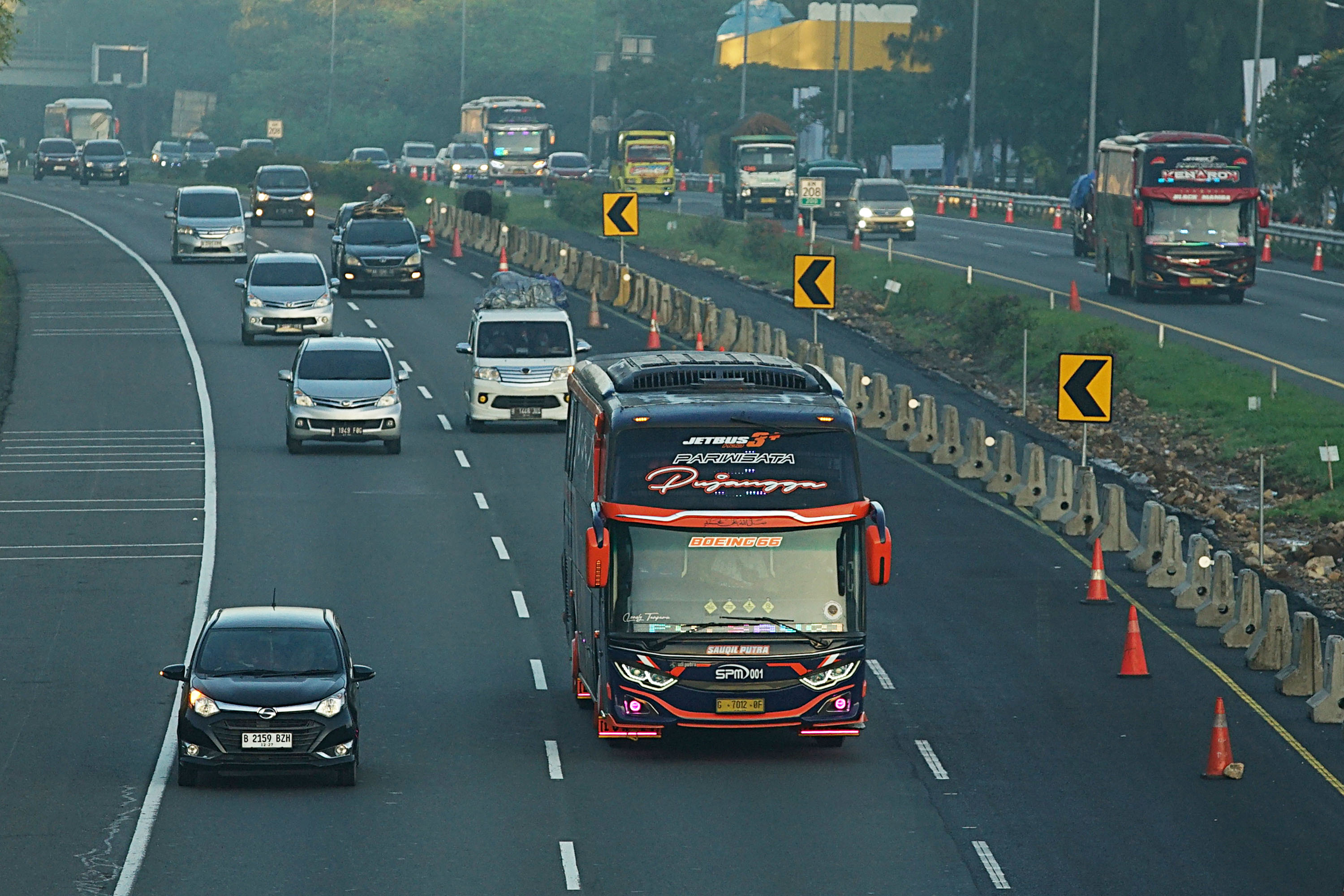 arus-mudik-tol-palimanan-kanci-ramai-lancar_20240407_185833.jpg