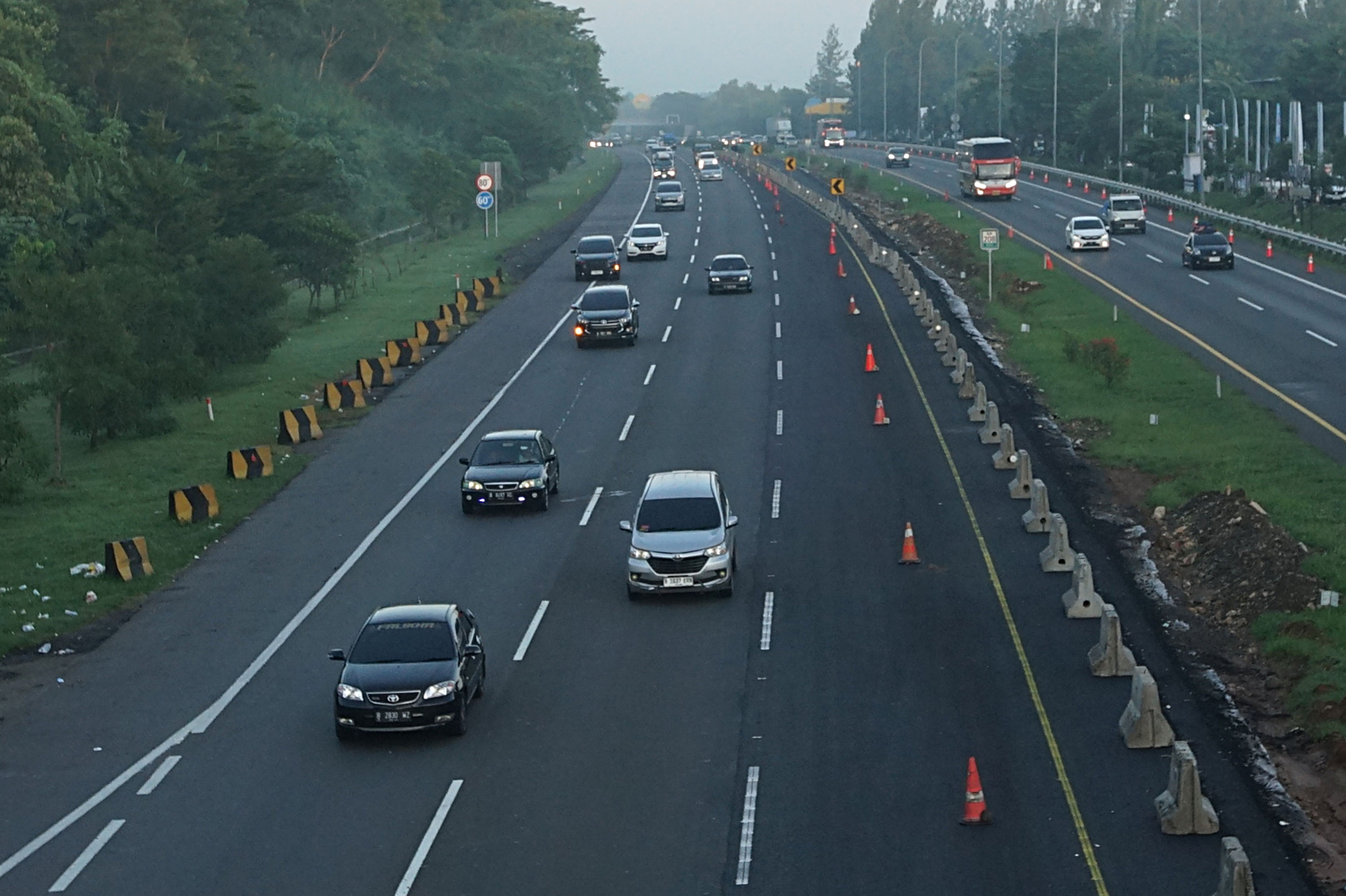 arus-mudik-tol-palimanan-kanci-ramai-lancar_20240407_185841.jpg