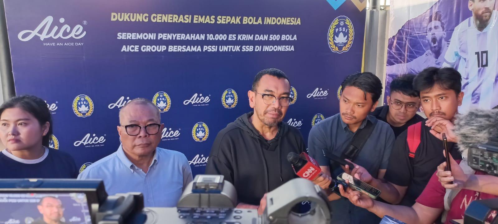 arya-sinulingga-saat-diwawancarai-usai-menghadiri-acara-diskusi.jpg