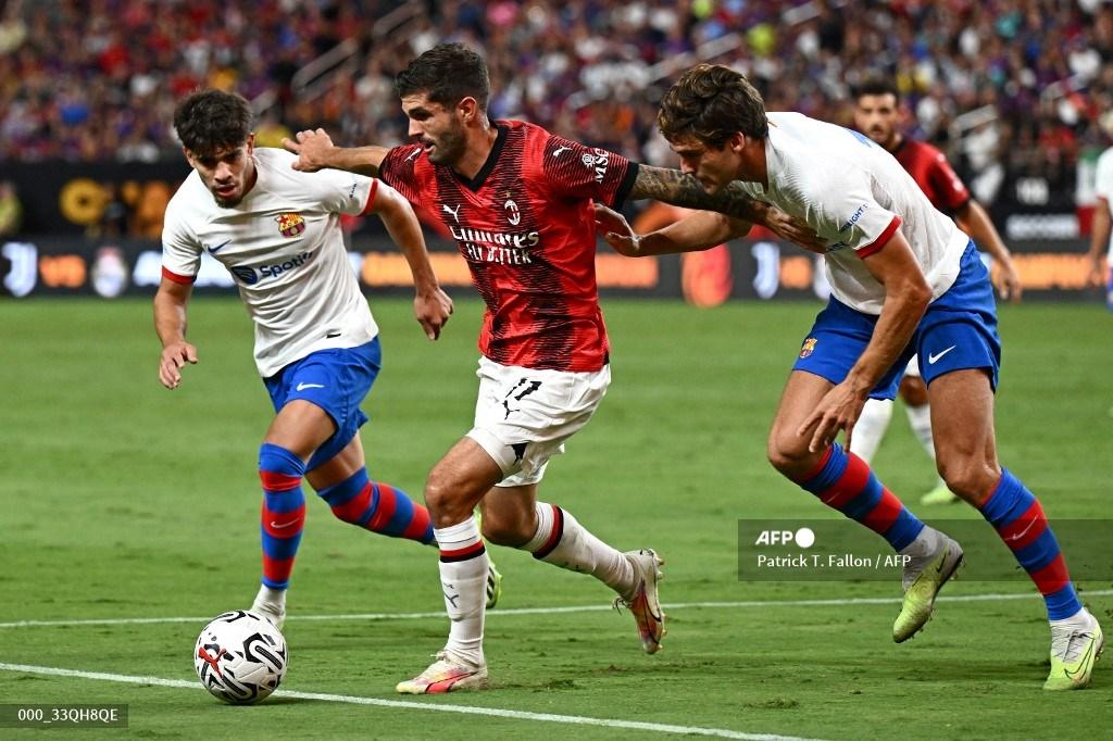 as-christian-pulisic-tengah-berebut-bola-dengan-gelandang-barcelona.jpg