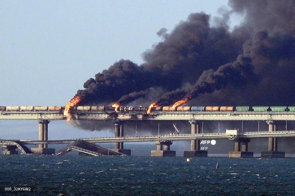 asap-hitam-mengepul-dari-kebakaran-di-jembatan-kerch.jpg