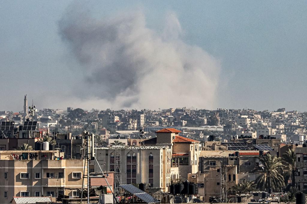 asap-mengepul-selama-pemboman-israel-di-khan-yunis-dari-rafah-di-jalur-gaza.jpg