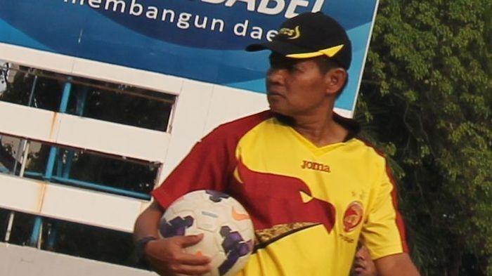 asisten-pelatih-sriwijaya-fc-hartono-ruslan_20160322_224552.jpg