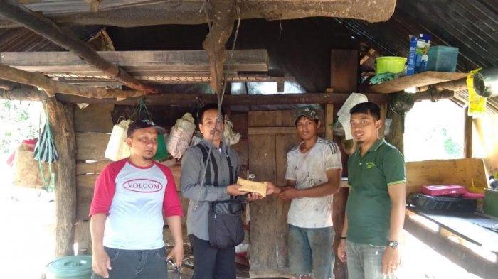 aslan-dan-keluarga-dapat-bantuan-bedah-rumah.jpg