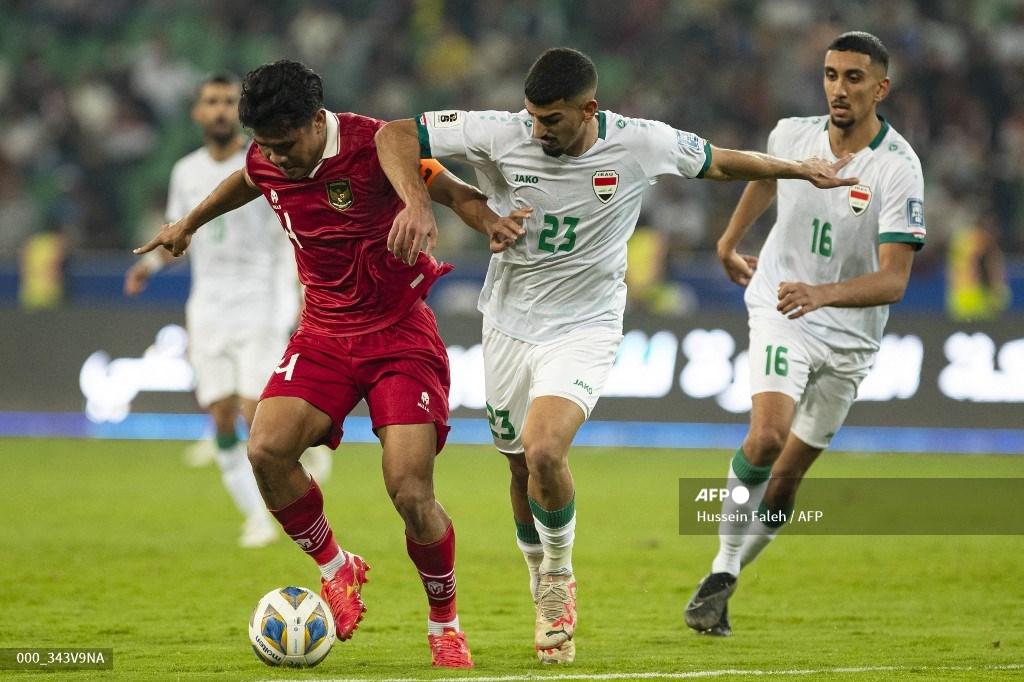Bek Indonesia #14 Asnawi Mangkualam ditandai oleh bek Irak #23 Merchas Doski pada pertandingan sepak bola kualifikasi AFC Piala Dunia FIFA 2026 antara Irak dan Indonesia di Stadion Internasional Basra pada 16 November 2023.