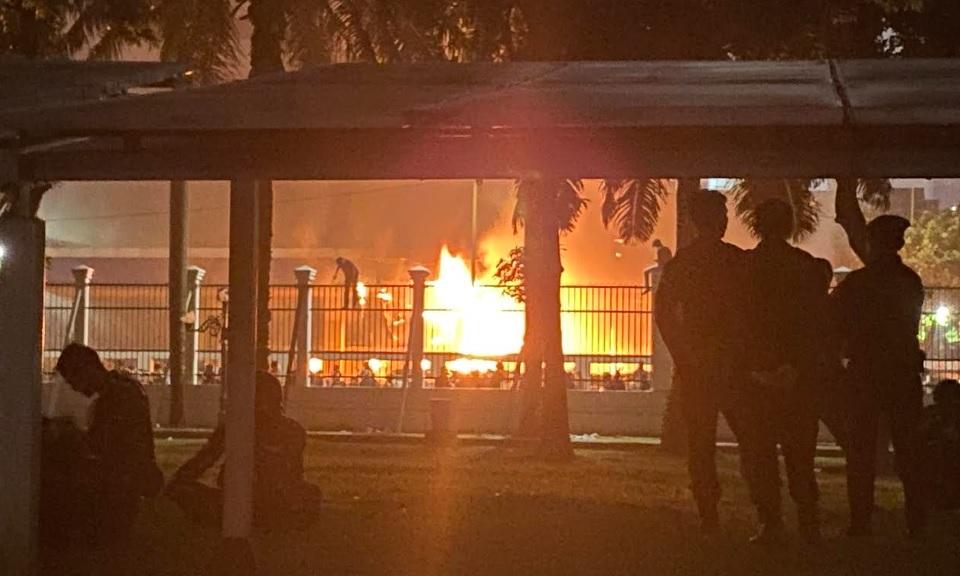 Massa Bakar Gerbang Tol di Depan Gedung DPR Malam Ini