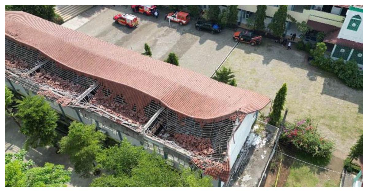 ATAP SEKOLAH AMBRUK - Foto penampakan dari atas atap SMKN 1 Cileungsi Bogor ambruk pada Rabu (10/9/2025). Fakta-fakta insiden ambruknya atap bangunan SMKN 1 Cileungsi Bogor pada Rabu (10/9/2025), sekolah sudah ajukan bantuan sejak 2023.