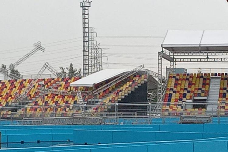 atap-di-salah-satu-tribun-di-arena-sirkuit-formula-e-jakarta-ambruk.jpg