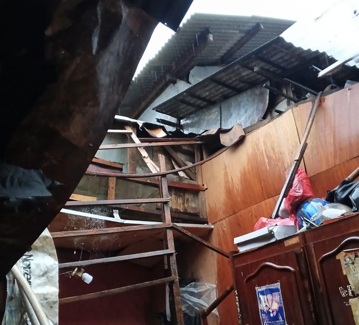 atap-rumah-roboh-di-Jalan-Pisangan-Baru-II.jpg